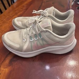 Nike Quest woman’s running shoes